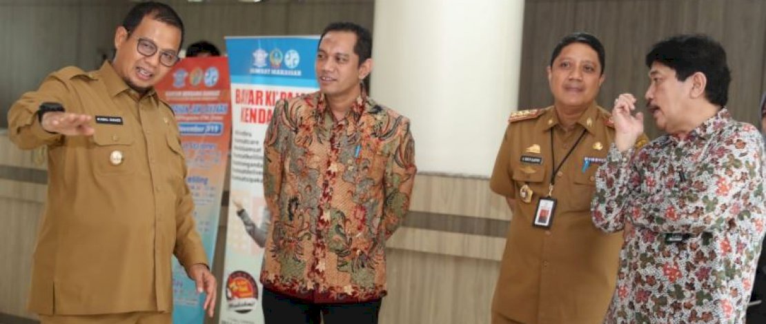 Pj Wali Kota Makassar,  Muh Iqbal Suhaeb memberikan penjelasan kepada pimpinan KPK, Nurul Gufron.