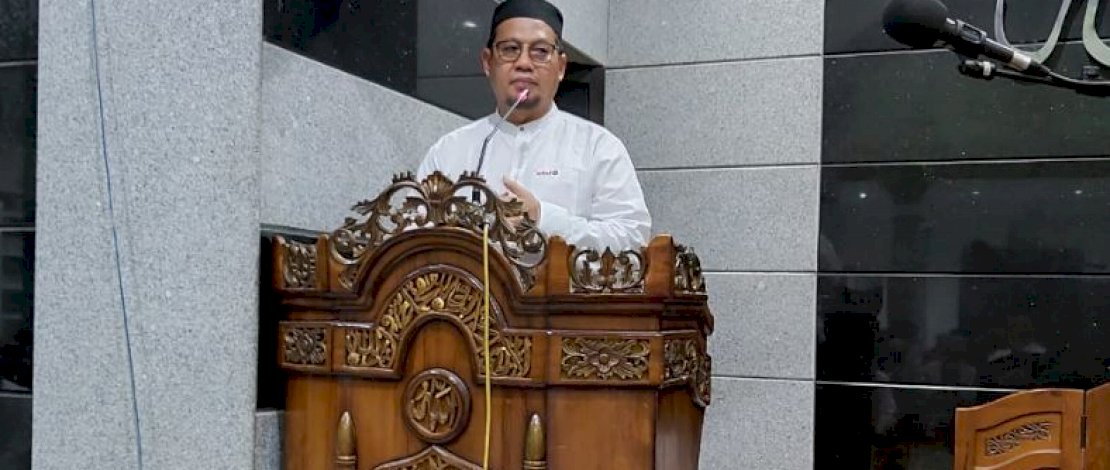 Pj Wali Kota Makassar, Muh Iqbal Suhaeb, memberikan tausiah usai salat subuh berjemaah.