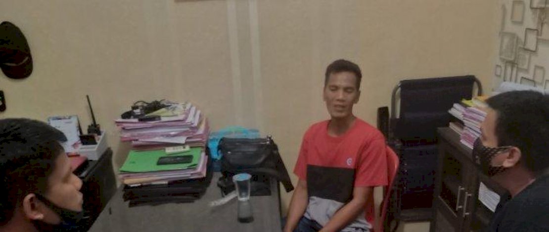 Pelaku pembunuhan (baju merah), saat diamankan polisi.