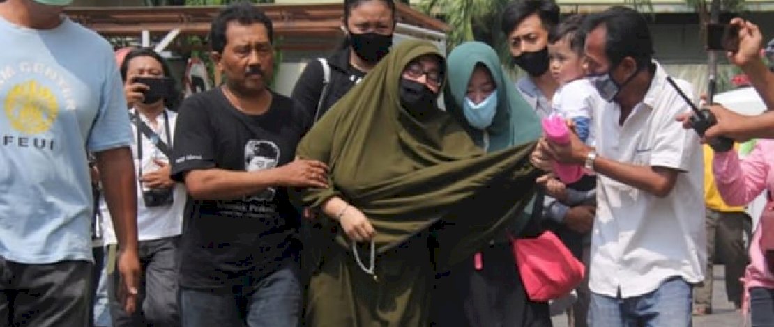 Putri, istri pertama Didi Kempot menangis.