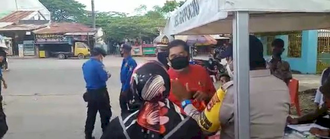 Tangkapan layar Kepala Kesbangpol Kota Makassar, Jamaing saat berdebat dengan tim Gugus Tugas Covid-19 di Rappocini, Makassar.