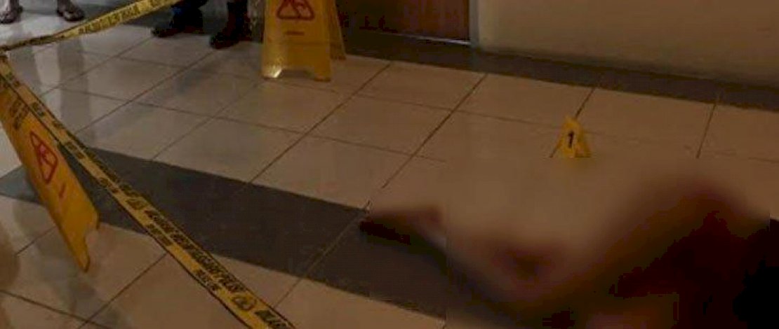 Kit ban pembnuhan di apartemen Surabaya saat diberi garis polisi. 