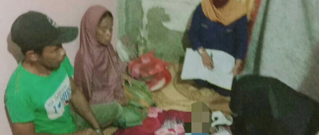 Petugas medis melakukan visum luar terhadap jenazah Mappi. Petugas medis melakukan visum luar terhadap jenazah Mappi.