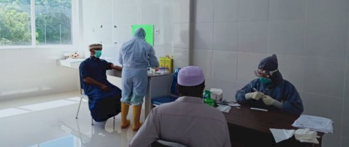 Sejumlah jemaah tabligh sedang diperiksa rapid test di LabKesDa Ternate. 