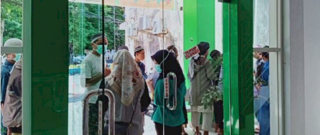 Sejumlah jemaah tabligh sedang diperiksa rapid test di LabKesDa Ternate. 