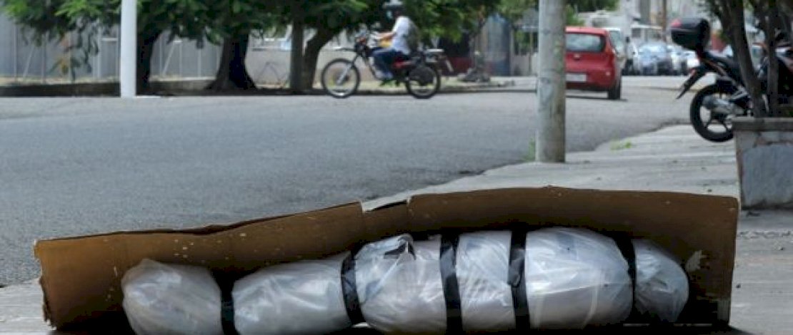 Jenazah yang dibiarkan tergeletak di pinggir jalan di Guayaquil, kota terbesar di Ekuador.