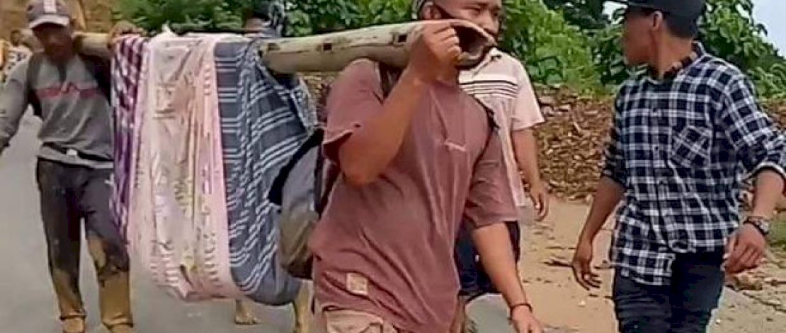 Jenazah ditandu, setelah ambulans terjebak tujuh jam di Donggala.