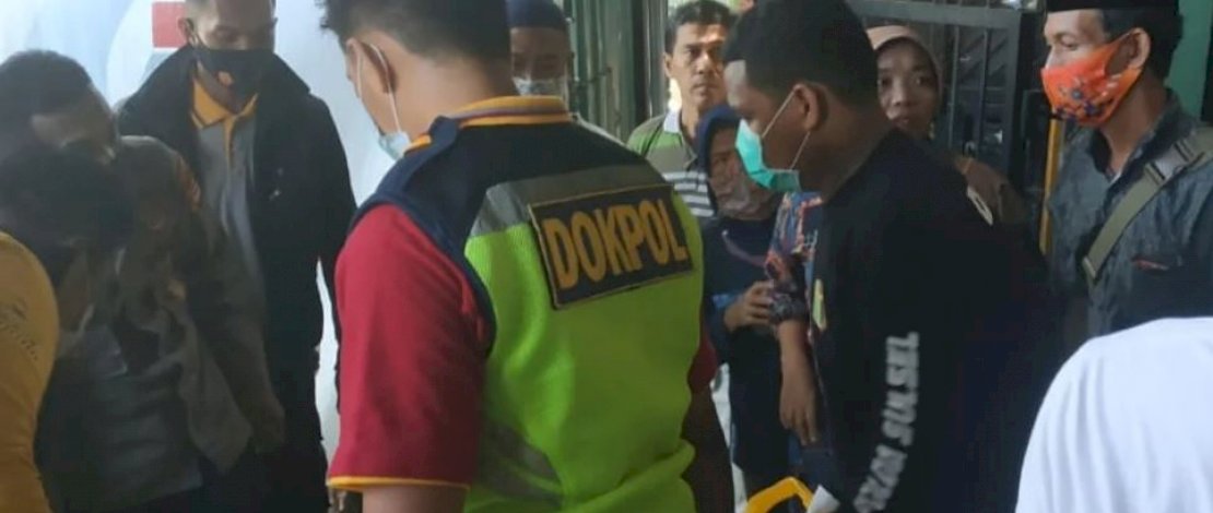 Jenazah korban dibawa oleh Dokpol ke Biddokkes Polda Sulsel. Jenazah korban dibawa oleh Dokpol ke Biddokkes Polda Sulsel.
