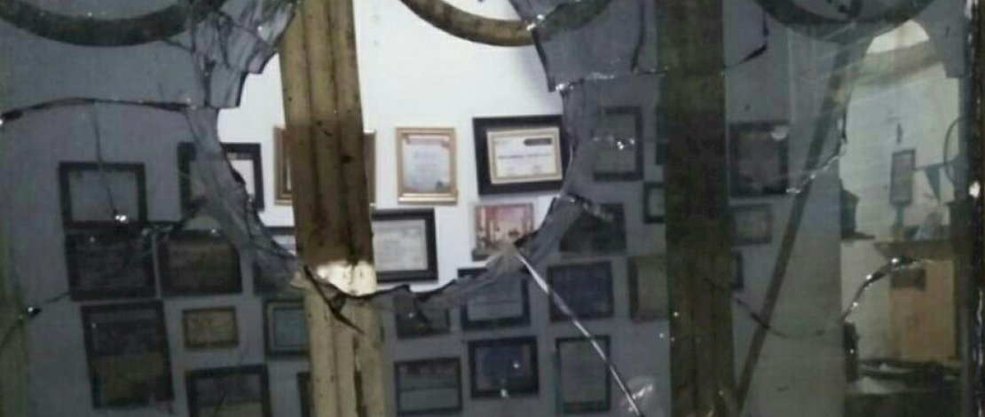 Kaca jendela redaksi LPM Profesi UNM pecah.