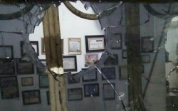 "Hati-hatiko Saja", Tak Berselang Lama Kaca Redaksi LPM Profesi UNM Pecah Dilempar OTK