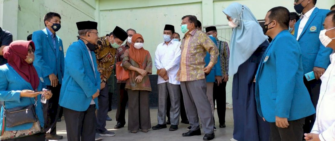 HM Jusuf Kalla saat meninjau pembangunan kampus di UIM Makassar.