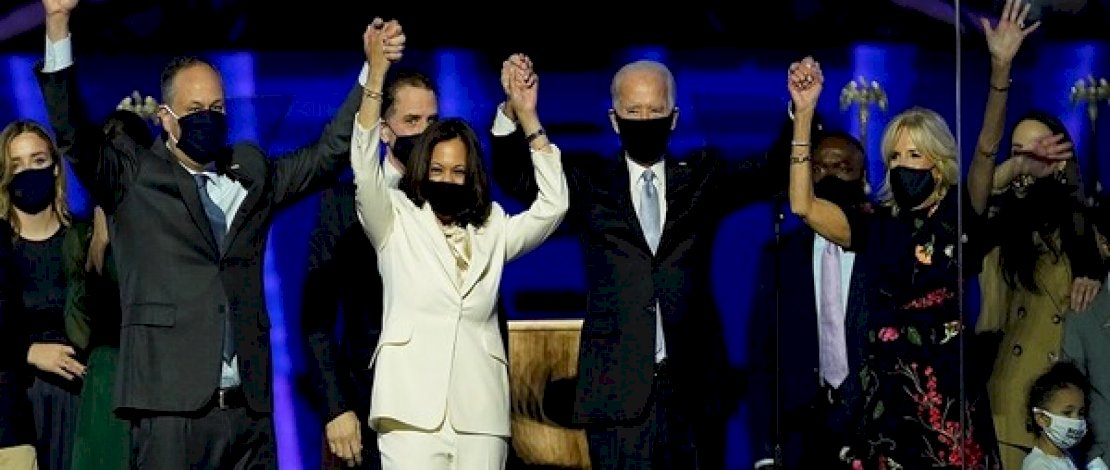 Presiden AS terpilih Joe Biden dan Wakil Presiden Kamala Harris bersama keluarga mereka.