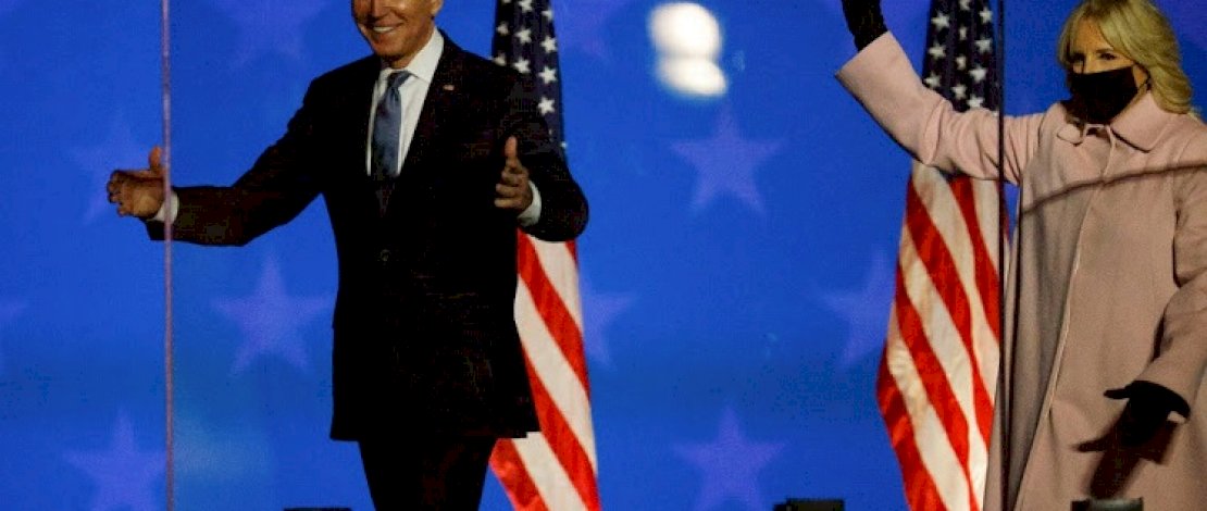 Calon presiden dari Partai Demokrat AS Joe Biden datang bersama istrinya Jill untuk berbicara terkait hasil awal dari pemilihan presiden AS 2020 di Wilmington, Delaware, AS, 4 November 2020. (Foto: REUTERS / Brian Snyder)