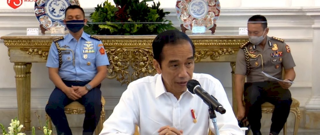 Presiden Joko Widodo saat memberi arahan dalam rapat terbatas.