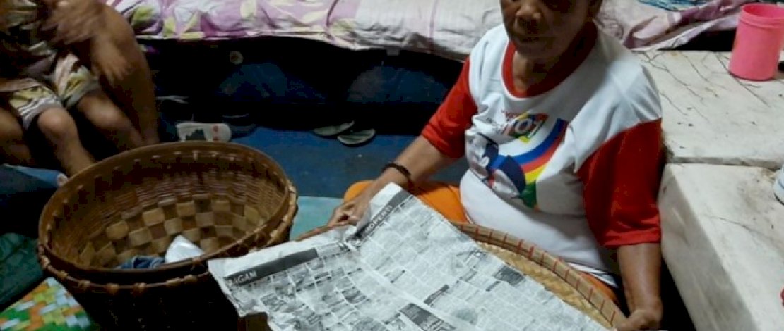 Waginem linglung setelah nasi bungkusnya dibawa lari wanita yang pura-pura mau membeli. Waginem linglung setelah nasi bungkusnya dibawa lari wanita yang pura-pura mau membeli.