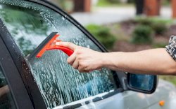 4 Cara Rawat Kaca Mobil Agar Tetap Kinclong