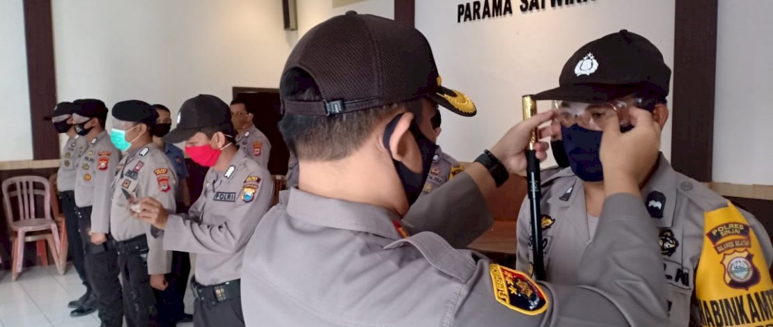 Kapoores Sinjai, AKBP Iwan Irmawan, memasangkan Kacamata APD kepada personel bhabinkamtibmas.