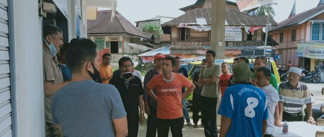 Warga menggelar aksi demo, menunut Wali Nagari Kinari, Y, dicopot.