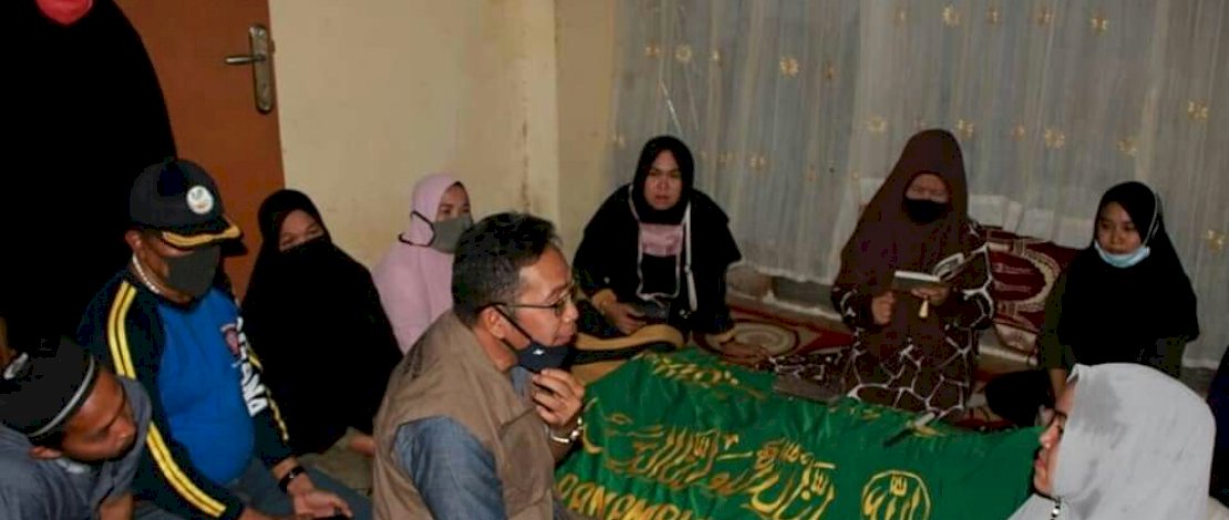 Kadis Sosial Kota Makassar, Muhtar Tahir saat melayat korban meninggal akibat kebakaran di Pasar Senggol tadi malam.