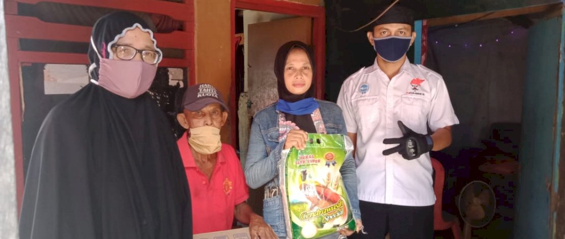 Kakek Bado (baju merah) saat menerima bantuan yang disalurkan Kombes.