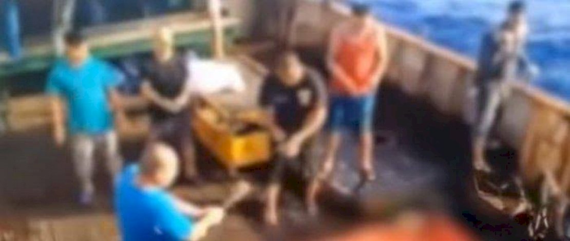 Tangkapan layar detik-detik pelarungan jenazah seorang ABK asal Indonesia di kapal penangkap ikan China.