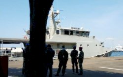 Evakuasi Penumpang Ambulans Laut yang Karam, Lantamal VI Kerahkan Kapal Perang KAL Mamuju I-6-64