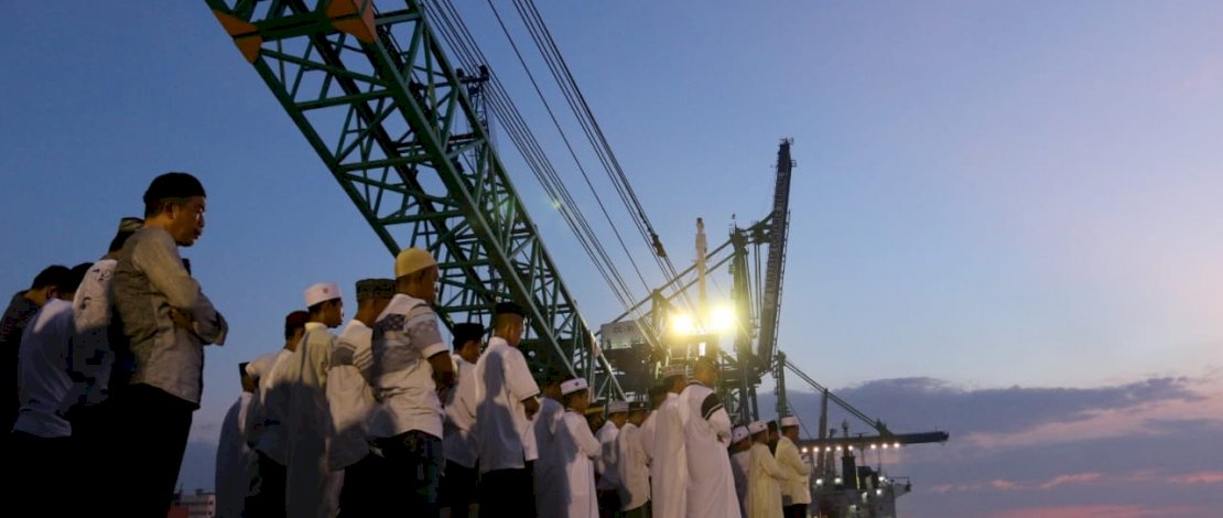 Salat Magrib berjemaah di atas KM Indi Nurmatalia 07, kapal terbaru milik Andi Tajerimin, kemarin.