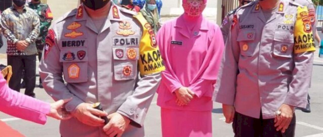 Jumatan di Masjid Syekh Yusuf, Kapolda Sulsel Terima Badik dari Bupati Gowa