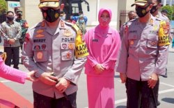 Jumatan di Masjid Syekh Yusuf, Kapolda Sulsel Terima Badik dari Bupati Gowa