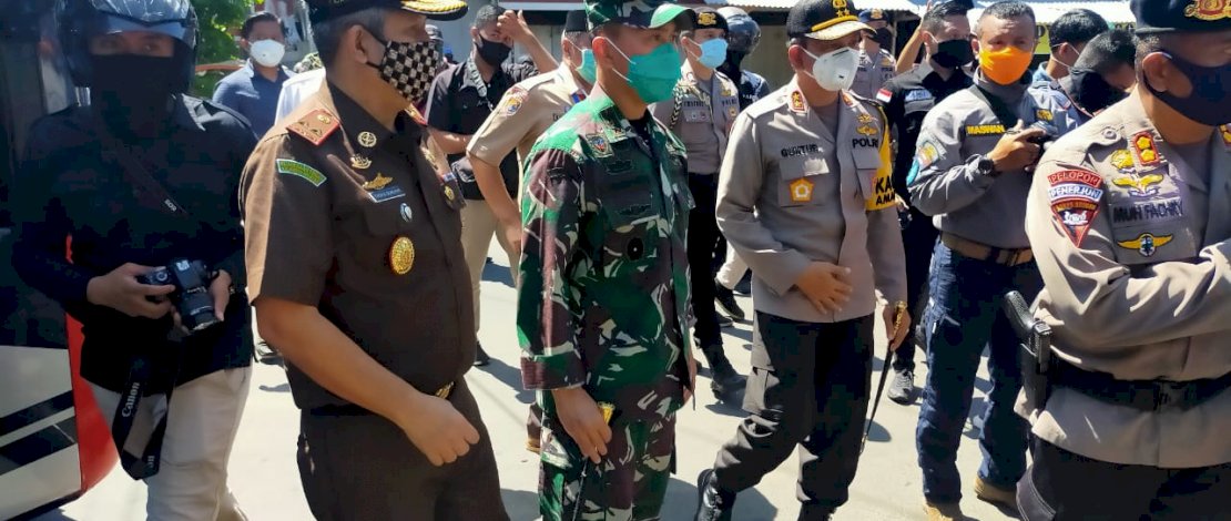 Irjen Guntur Laupe bersama Mayjen Andi Sumangerukka. IST