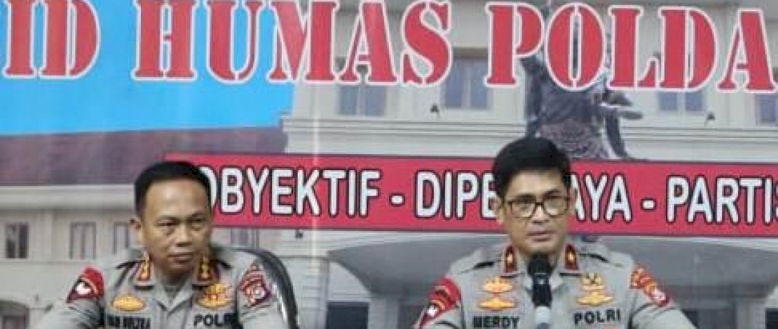 Kapolda Sultra melakukan konfrensi pers dan mengklarifikasi soal perbedaan data yang sempat menimbulkan kontroversi dikalangan masyarakat Sultra. Kapolda Sultra melakukan konfrensi pers dan mengklarifikasi soal perbedaan data yang sempat menimbulkan kontroversi dikalangan masyarakat Sultra.