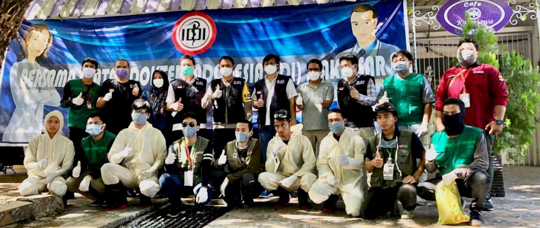 Kapolda Sulsel, Irjen Pol Mas Guntur Laupe, menyambangi Satgas Covid IDI Makassar.