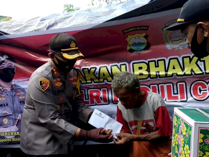 Begini Tindakan Sosial Kapolres Sinjai Kepada Warga Miskin di Tengah Pandemi Corona