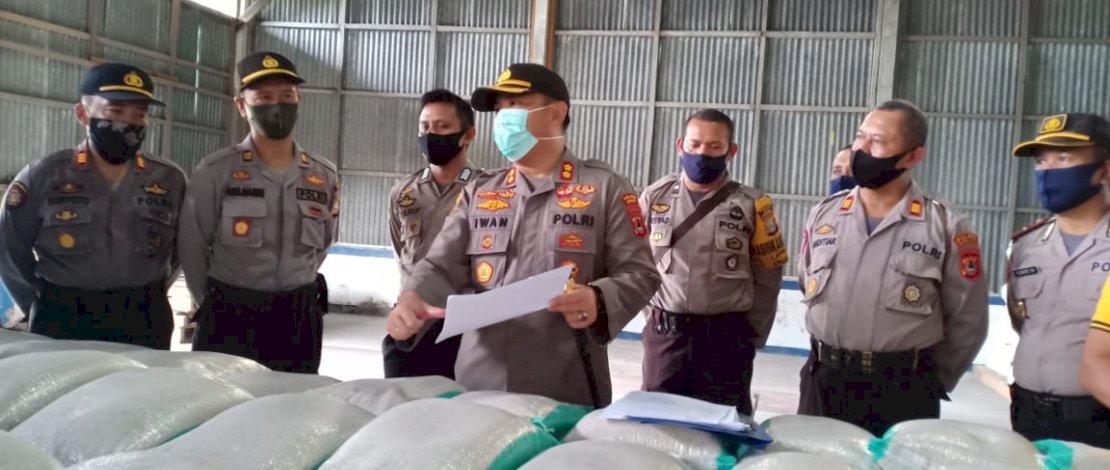 Kapolres Sinjai, AKBP Iwan Irmawan, menyalurkan bantuan beras ke warga melalui Kapolsek di wilayahnya.