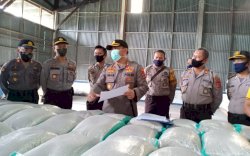 Kapolres Sinjai Serahkan 10 Ton Beras ke Jajaran Polsek untuk Warga Miskin