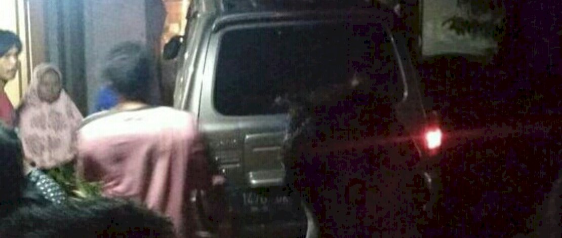 Mobil kapolsek menyeruduk sebuah rumah.