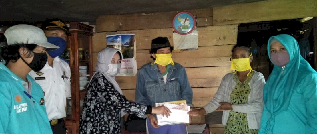 Wabup Sinjai, A Kartini Ottong, menyerahkan bantuan BLT Dana Desa kepada warganya di Desa Terasa, Sinjai Barat. Wabup Sinjai, A Kartini Ottong, menyerahkan bantuan BLT Dana Desa kepada warganya di Desa Terasa, Sinjai Barat.