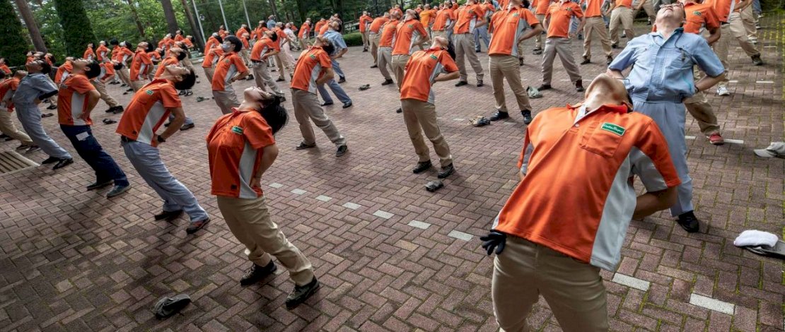 Karyawan Ina Food berolahraga bersama. (Sumber: Bloomberg).