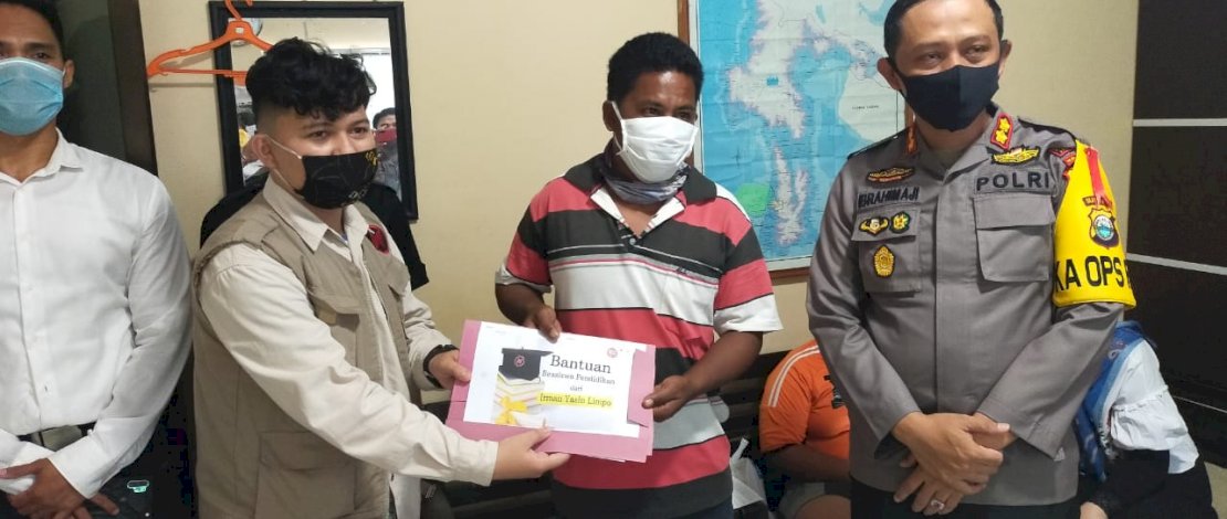 Relawan None Peduli, menyerahkan bantuan beasiswa yang diterima ayah Rizal, Muzakkir.