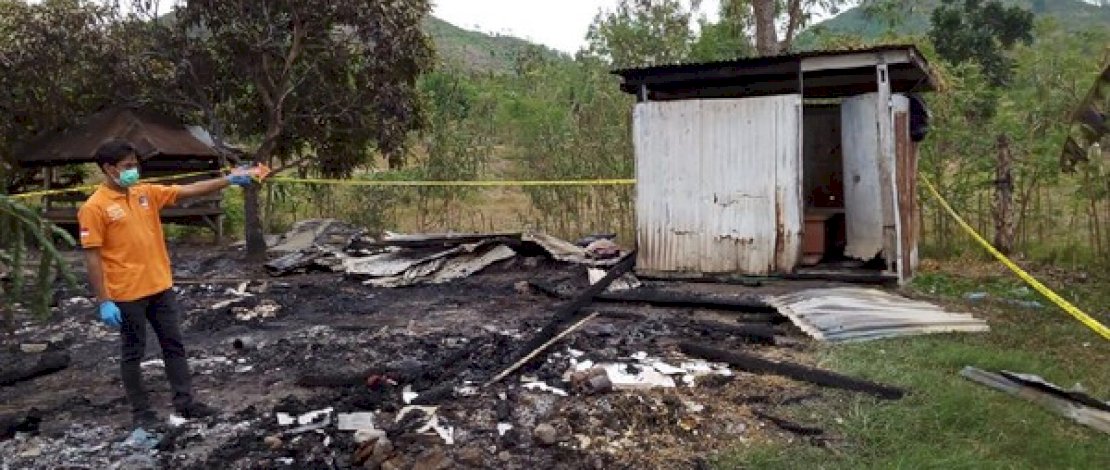 Polisi melakukan olah TKP di puing-puing kebakaran di Dompu.