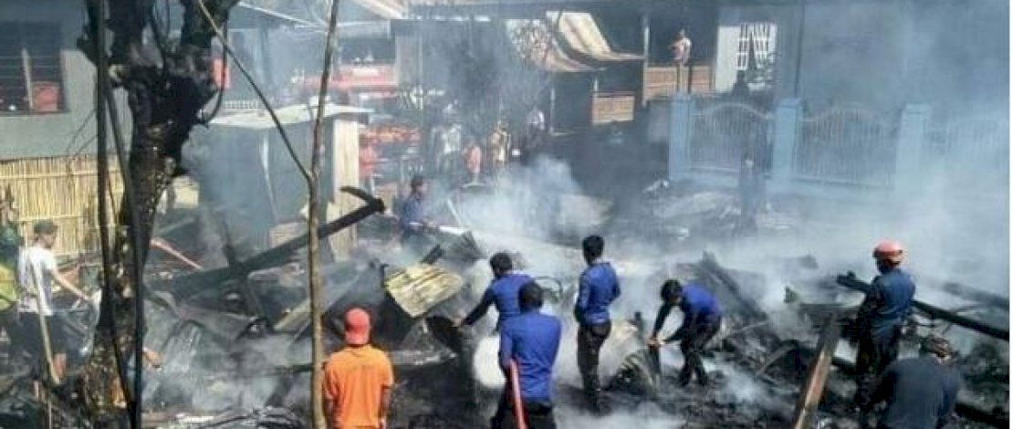 Petugas pemadam kebakaran di Jeneponto, berjibaku memadamkan api yang membakar rumah panggung milik Jamaluddin Dg Sijaya.