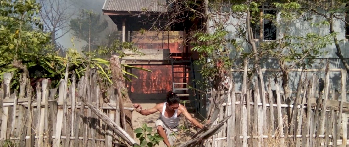 Kebakaran sebuah rumah panggung milik Daming di Lingkungan Bungung Caddia, Togo-togo, Kecamatan Batang, Jeneponto.