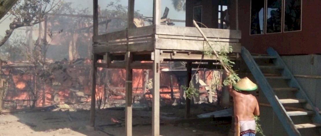 Kebakaran sebuah rumah panggung milik Daming di Lingkungan Bungung Caddia, Togo-togo, Kecamatan Batang, Jeneponto.