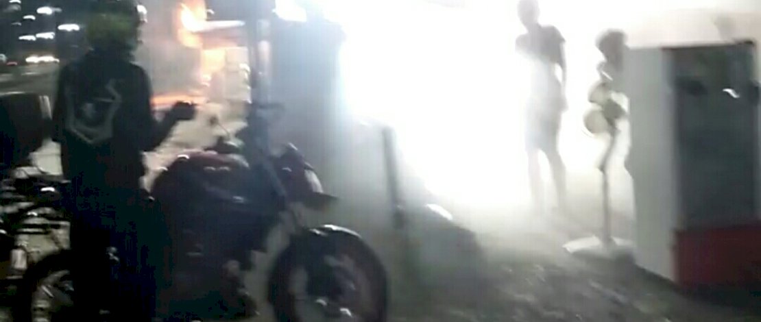 Kebakaran kios pinggir jalan di Maros.