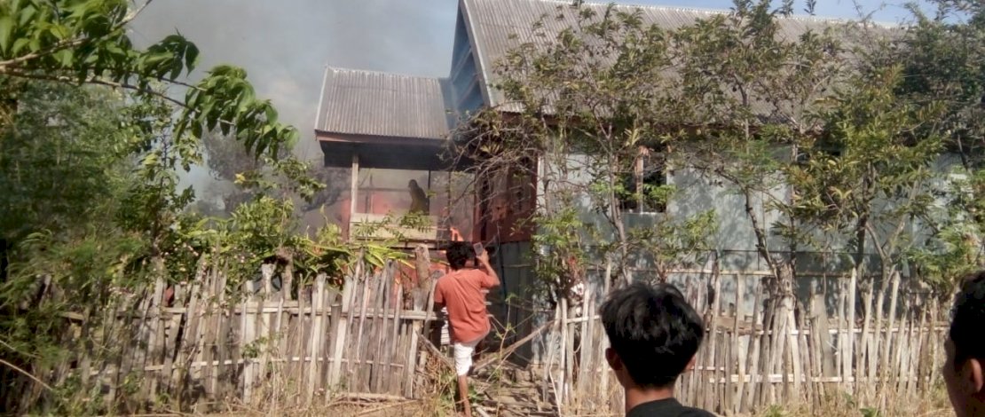 Kebakaran sebuah rumah panggung milik Daming di Lingkungan Bungung Caddia, Togo-togo, Kecamatan Batang, Jeneponto.