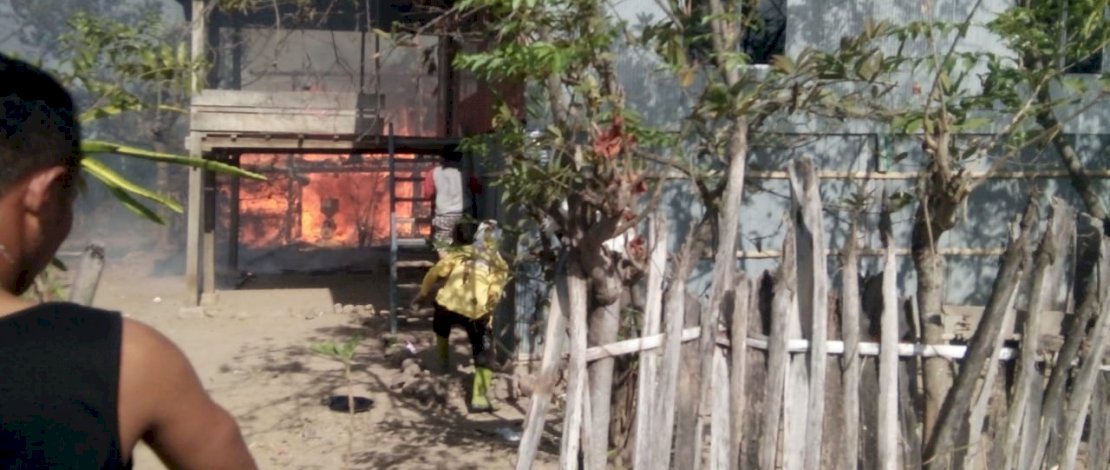 Kebakaran sebuah rumah panggung milik Daming di Lingkungan Bungung Caddia, Togo-togo, Kecamatan Batang, Jeneponto.