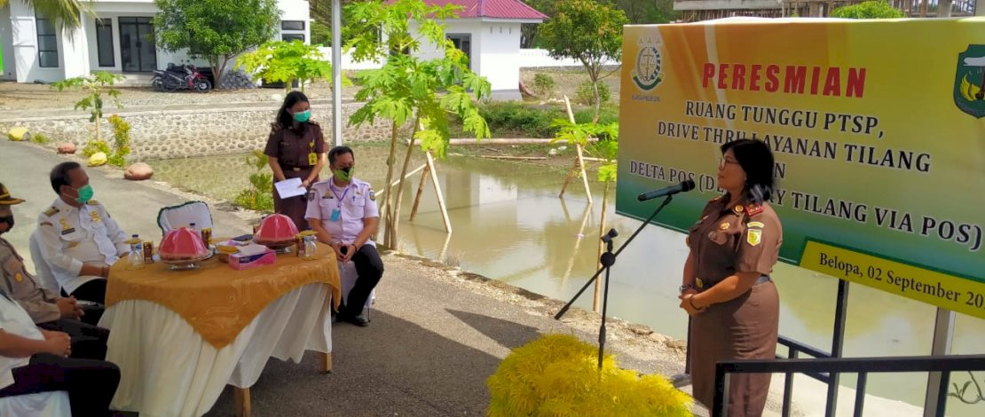 Kajari Luwu, Erny Veronica Maramba, saat meresmikan ruang tunggu PTSP dan melaunching drive thru.