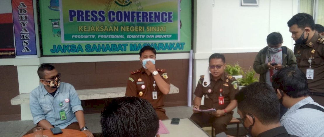Kepala Kejaksaan Negeri Sinjai, Ajie Prasetya dalam jumpa pers kasus dugaan korupsi proyek trotoar dan ruas jalan di Sinjai.