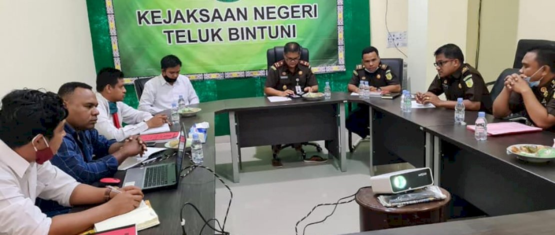 Suasana koordinasi dan konsultasi penyidik dan JPU Kejari Teluk Bintuni.