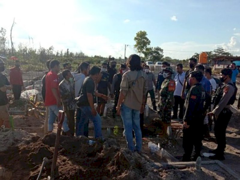 Petugas Pemakaman Covid-19 Pingsan Dipukul Pakai Nisan